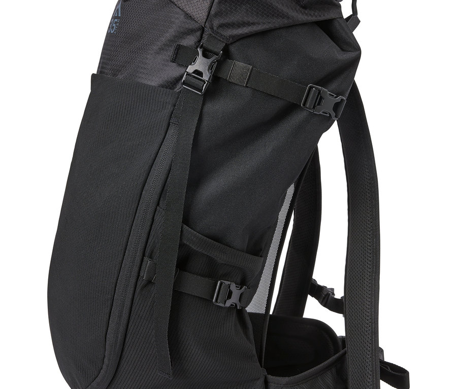 Gros plan d'un sac à dos noir avec des sangles et des boucles.