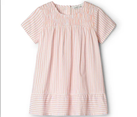 Une robe rayée à manches courtes avec des fronces à l'encolure et des broderies ajourées à l'ourlet.