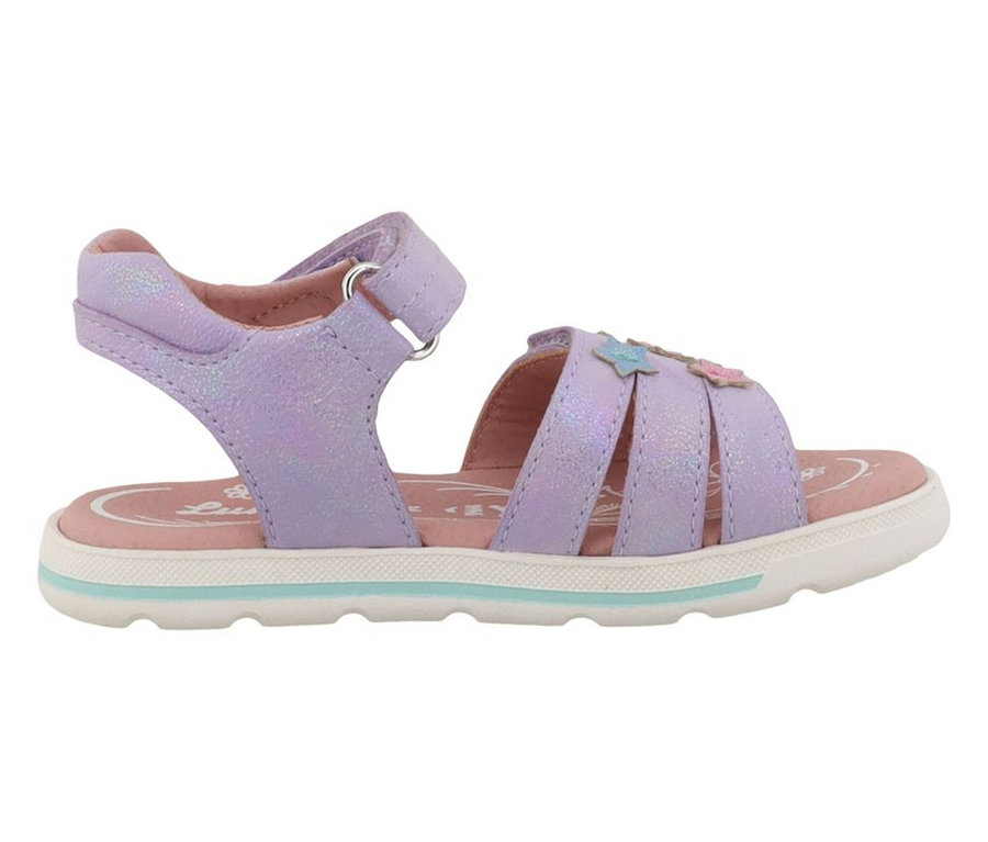 Sandales pour fille LURCHI Carin, couleur lilas. La sandale présente trois brides sur le devant, de petites décorations florales, une fermeture auto-agrippante à la cheville, une semelle intérieure rose et une semelle blanche avec une bande bleu clair.