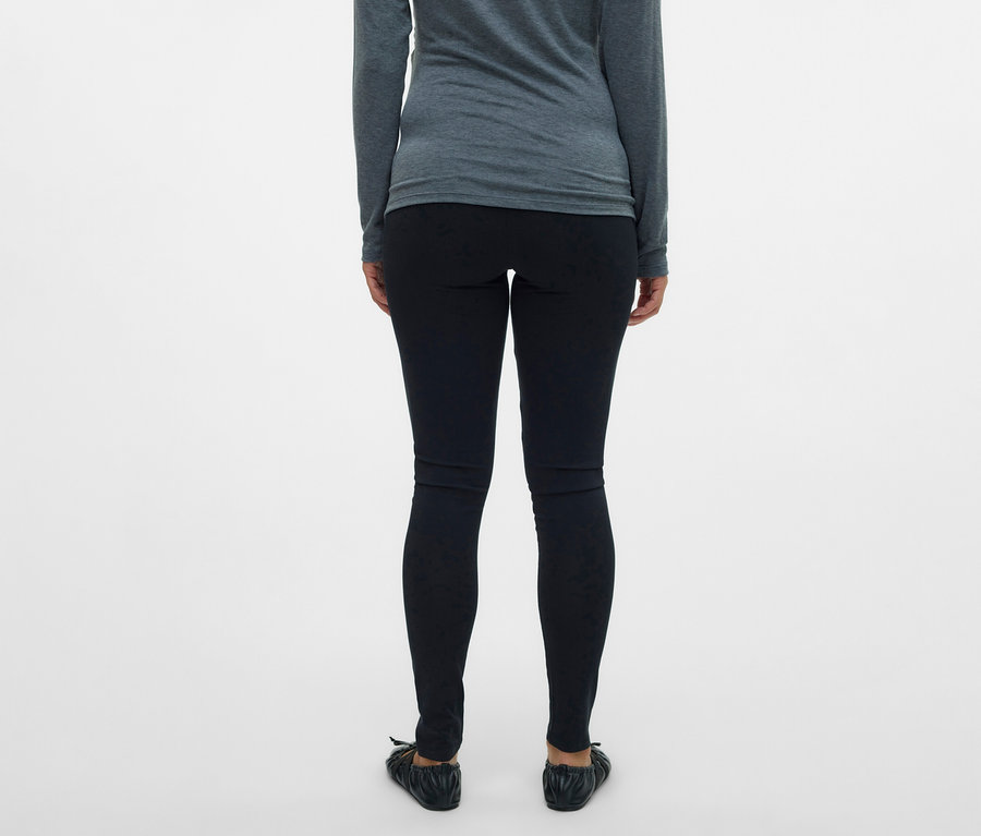 Vue de dos d'une femme portant un haut gris et un lot de 2 leggings MAMALICIOUS «
MLEMMA
».