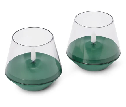 Deux bougies chauffe-plat électriques vertes sur fond blanc.