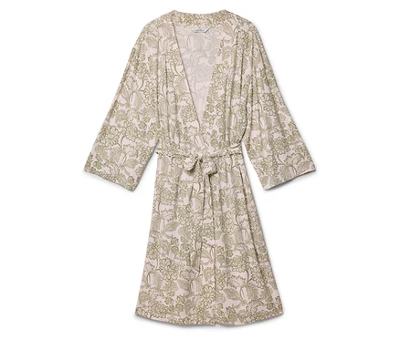 Une robe de chambre fleurie avec une ceinture à nouer est posée sur un fond blanc.