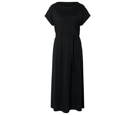 Robe longue noire à manches courtes avec une ceinture en tissu à la taille.