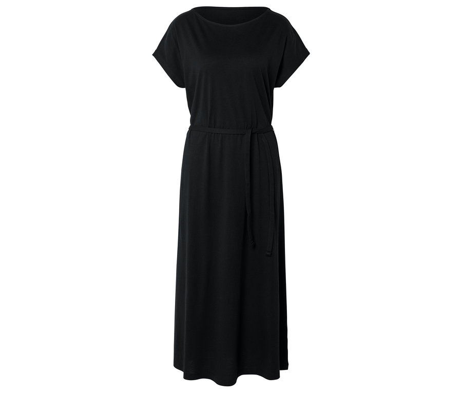 Robe longue noire à manches courtes avec une ceinture en tissu à la taille.