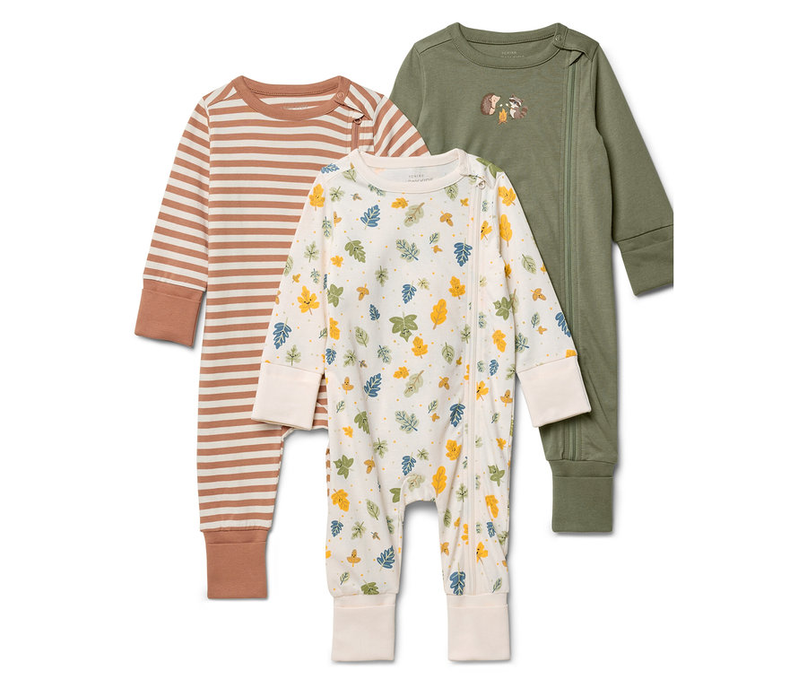Trois pyjamas pour bébés sont superposés : un rayé, un à motifs de feuilles et un vert olive avec un motif animalier.