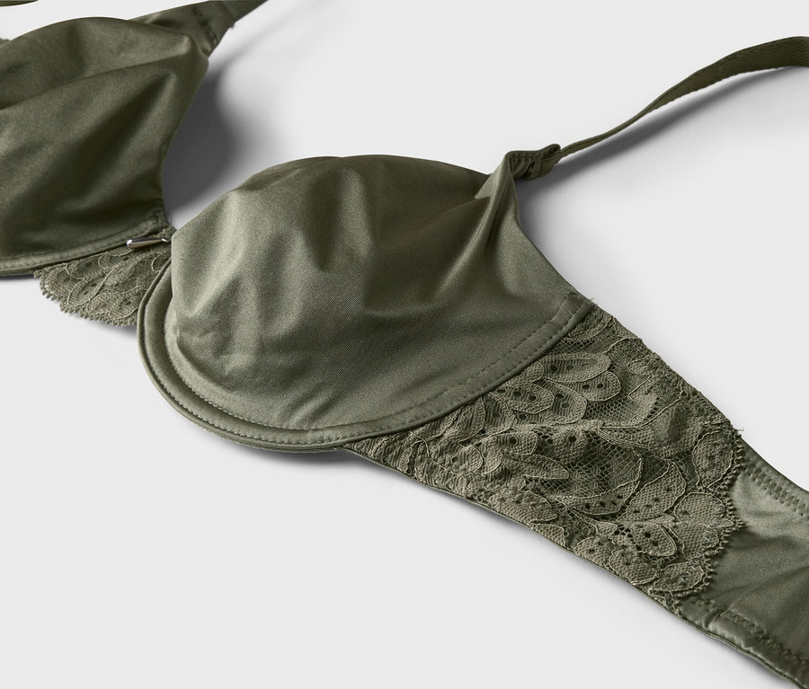 Gros plan d'un soutien-gorge vert olive avec de la dentelle sur fond blanc.