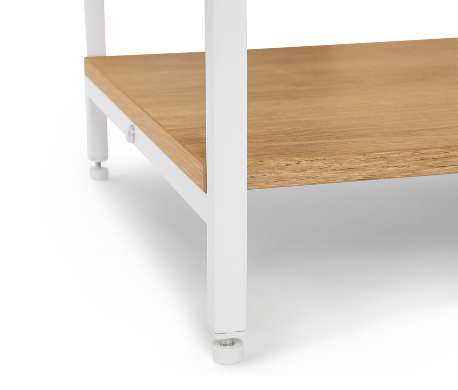Vue détaillée d'une étagère avec une étagère en bois et des pieds blancs.