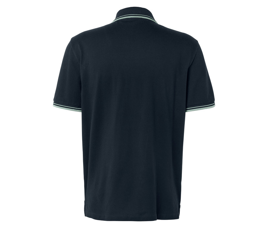 Vue arrière d'un polo bleu marine avec des accents vert clair sur le col et les manches.