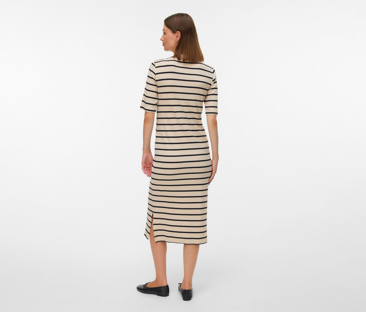 Femme vue de dos portant une robe MAMALICIOUS « MLLANE » à rayures noires et des chaussures noires.