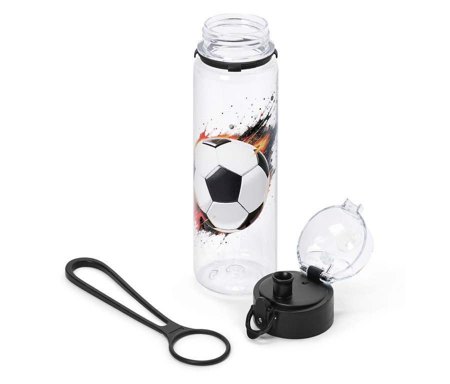 Une bouteille d'eau transparente avec un imprimé de ballon de football, un bouchon noir et une dragonne noire, posée sur un fond blanc.