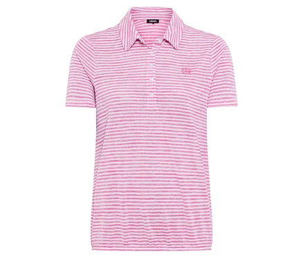 Un polo rayé rose et blanc à manches courtes est posé sur un fond blanc.