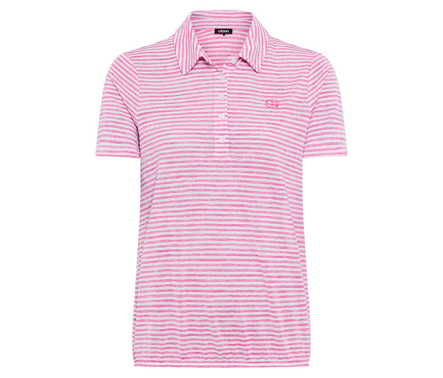 Un polo rayé rose et blanc à manches courtes est posé sur un fond blanc.