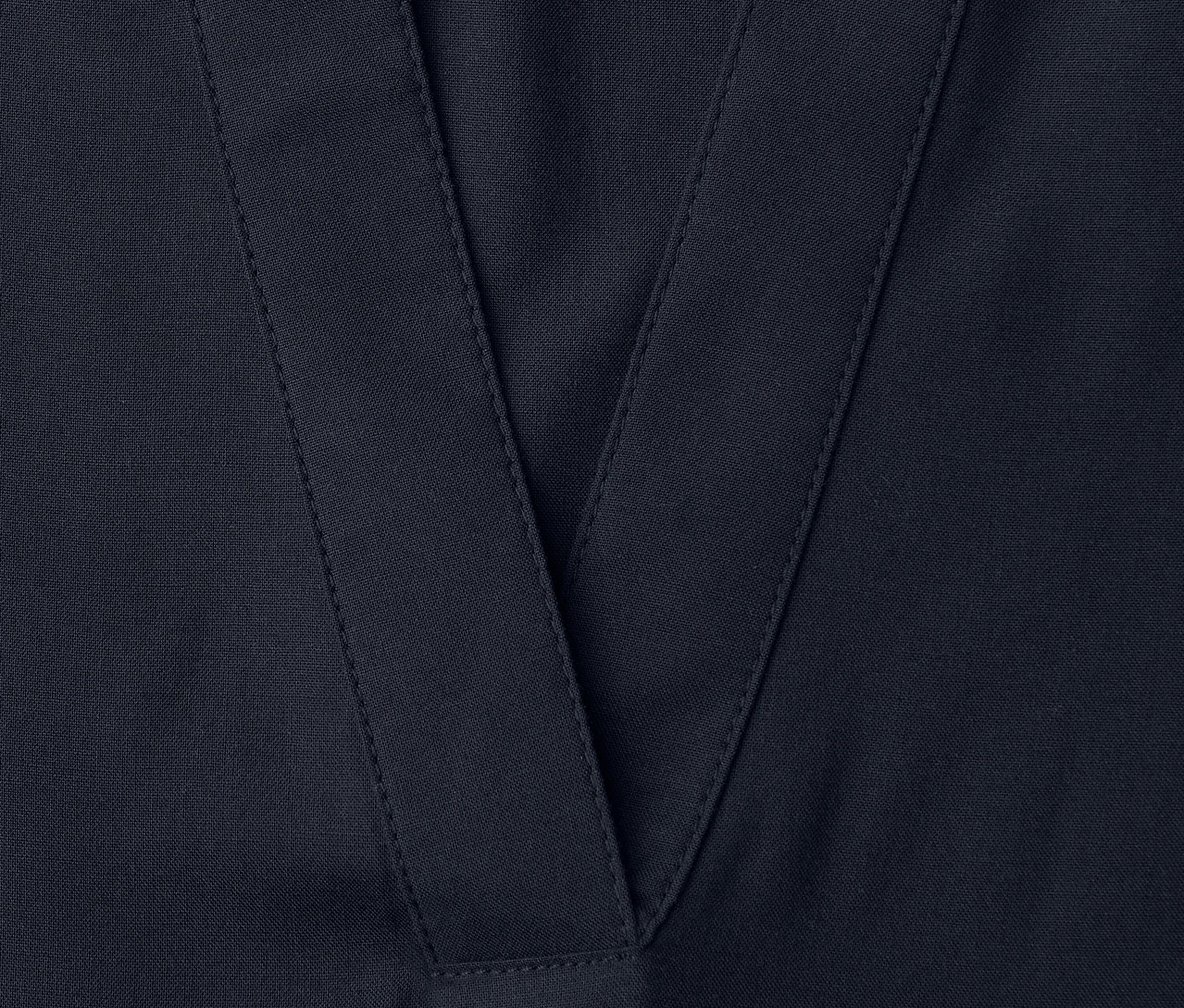 Gros plan sur les détails du col en V de la blouse en maille Street One.