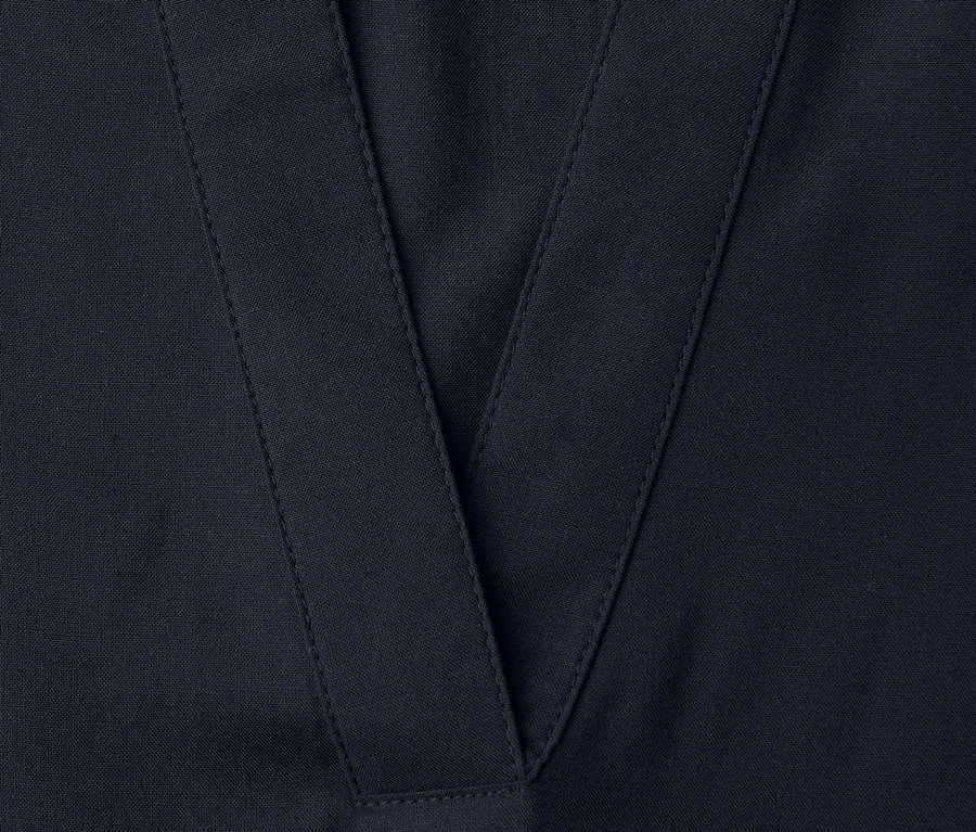 Gros plan sur les détails du col en V de la blouse en maille Street One.