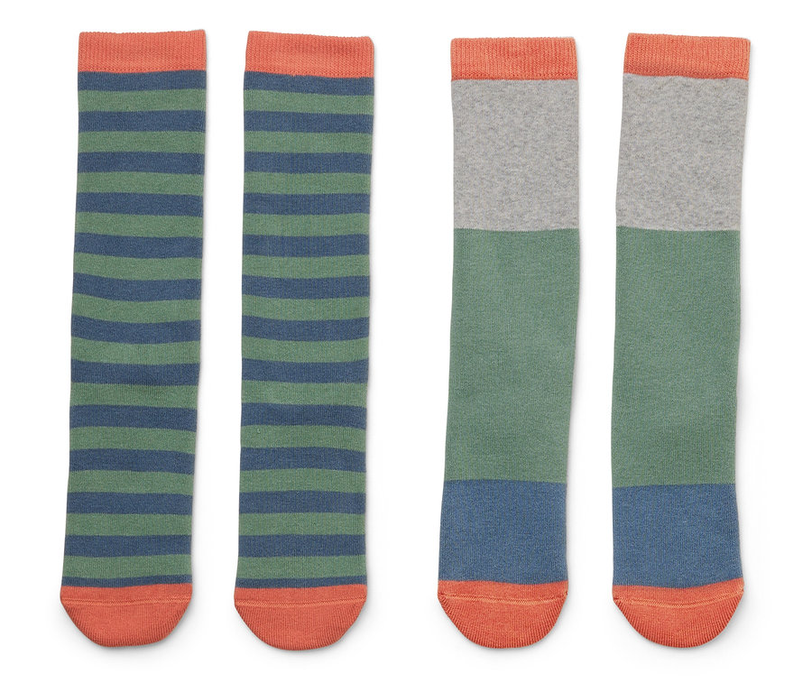 Deux paires de chaussettes sont côte à côte, l'une rayée et l'autre divisée en couleurs.