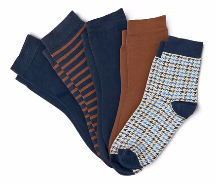 Cinq paires de chaussettes, dont deux unies bleu marine, une bleu marine à rayures marron, une unie marron et une blanche à motif pied-de-poule bleu.