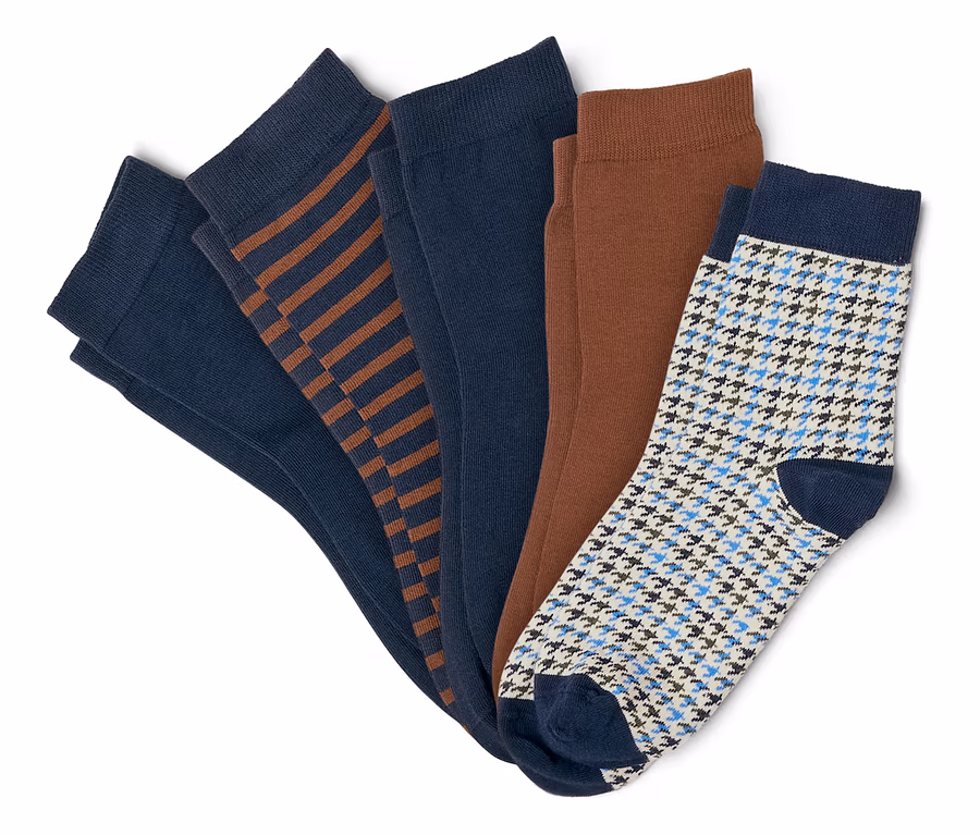 Cinq paires de chaussettes, dont deux unies bleu marine, une bleu marine à rayures marron, une unie marron et une blanche à motif pied-de-poule bleu.