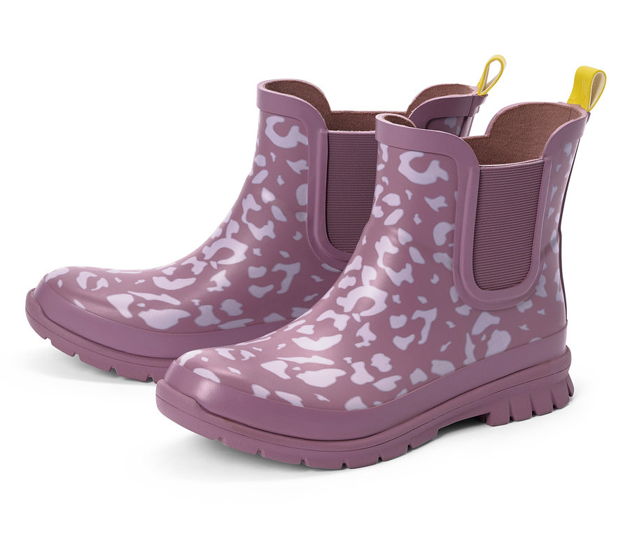 Deux bottes de pluie lilas à motif blanc et boucles jaunes se tiennent côte à côte sur fond blanc.