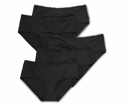 Cinq culottes noires pour femmes sont superposées, certaines avec des bordures en dentelle et un nœud.