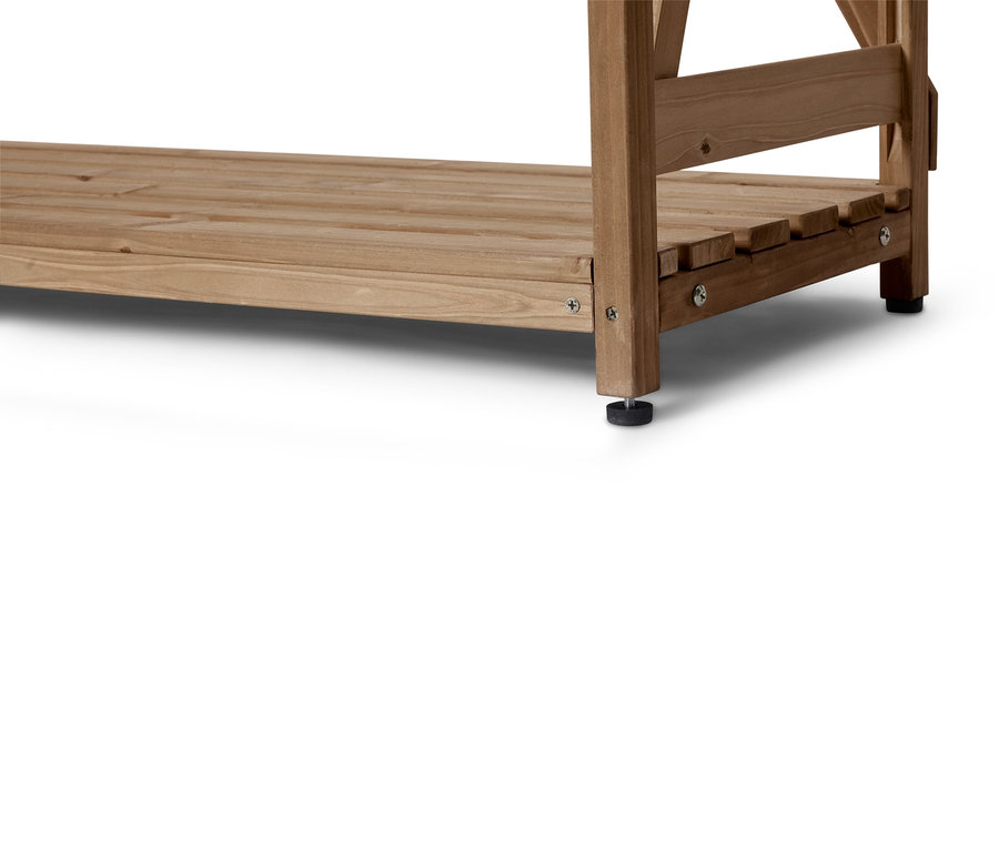 Gros plan d'une étagère en bois avec des pieds sur fond blanc.