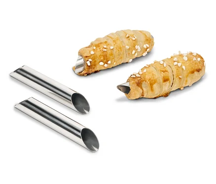 Deux rouleaux de pâte garnis de crème sont posés à côté de deux moules en métal.