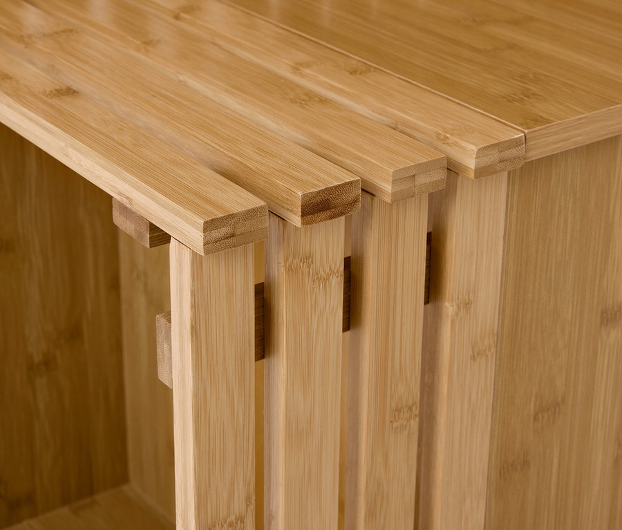 Gros plan d'une étagère en bambou avec un design à lattes.