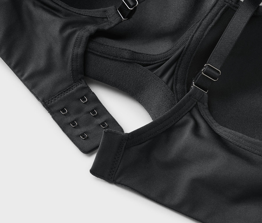 Gros plan d'un soutien-gorge noir avec fermeture à agrafes et bretelles réglables.
