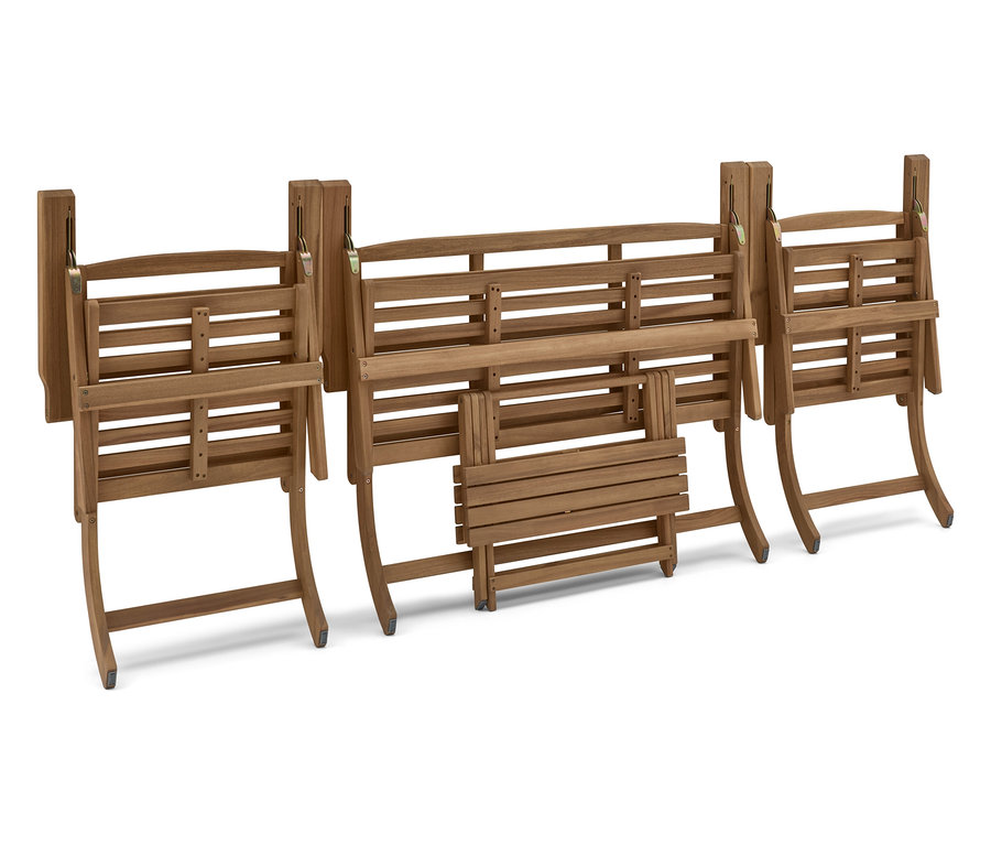Trois bancs en bois pliés côte à côte sur fond blanc.