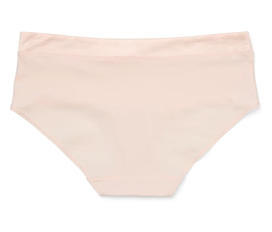 Une culotte taille haute rose clair est posée à plat sur un fond blanc.