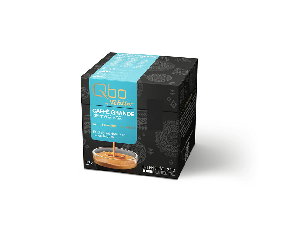 Boîte noire de capsules de café Qbo by Tchibo Caffè Grande Kirinyaga Baya avec une étiquette bleue, 27 capsules, intensité 3/10. Montre du café dans une tasse.