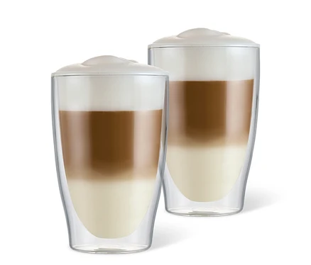 Deux verres à double paroi remplis de latte macchiato.