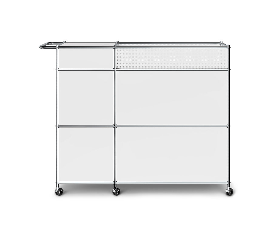 Unité de rangement modulaire blanche avec cadre chromé, sur quatre roulettes. Elle a une poignée en haut à gauche. La rangée supérieure comporte un compartiment blanc fermé plus petit à gauche et un compartiment ouvert plus grand avec un panneau frontal blanc perforé à droite. La rangée inférieure a deux grands compartiments blancs fermés.