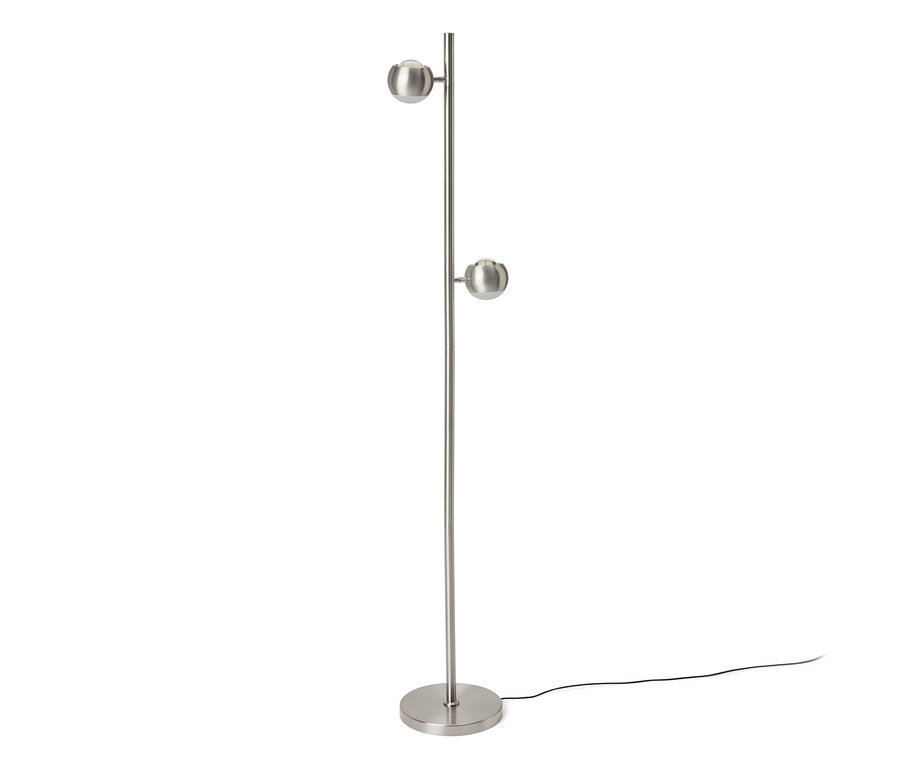 Un lampadaire argenté brossé avec une base ronde et un long poteau. Deux luminaires sphériques sont fixés au poteau à différentes hauteurs. Un câble d'alimentation noir est visible au sol.