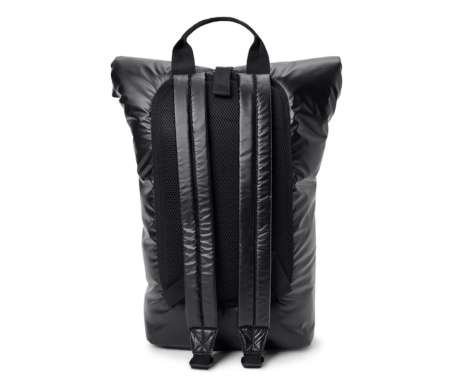 Sac à dos noir de type roll-top avec bretelles rembourrées en maille et poignée de transport supérieure, vu de dos.