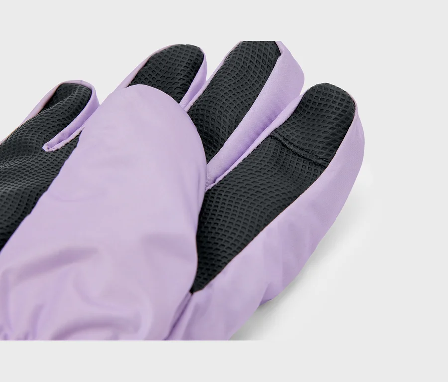 Gros plan d'un gant violet clair avec un matériau noir texturé sur la paume et les doigts.
