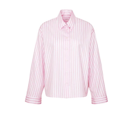 Chemisier oversize rose et blanc à rayures, à manches longues et boutonné.