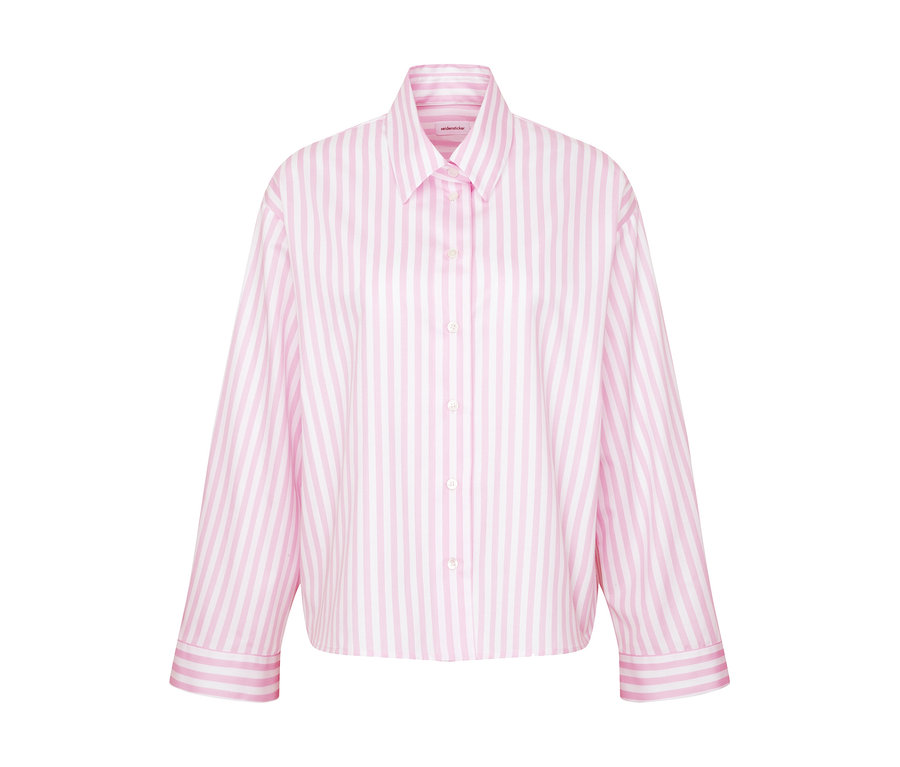 Chemisier oversize rose et blanc à rayures, à manches longues et boutonné.