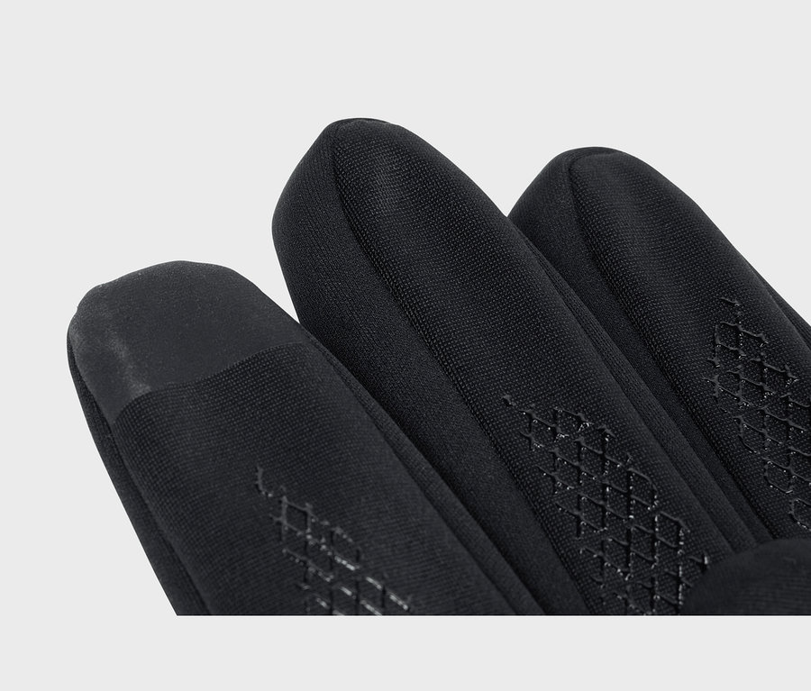 Gros plan d'un gant noir avec des bouts de doigts caoutchoutés et un motif de préhension en losange.