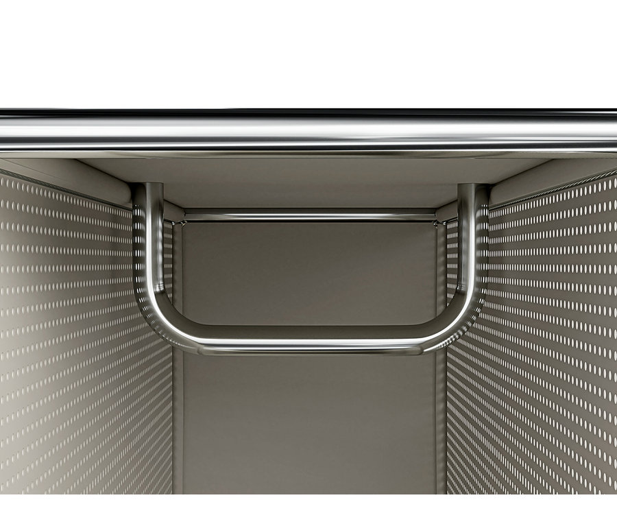 Vue rapprochée de l'intérieur d'une armoire ou d'une unité de rangement, montrant une tringle à vêtements brillante en forme de U montée sous une barre droite. Les parois latérales sont perforées, et les surfaces arrière et supérieure sont brun clair.