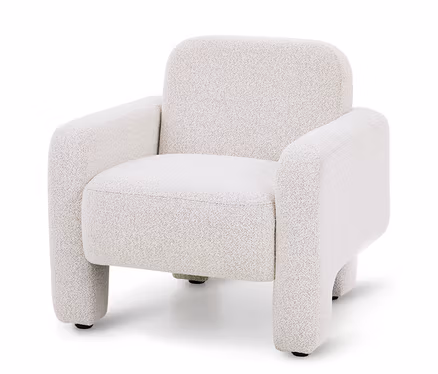 Un fauteuil bouclé de couleur crème au design moderne et arrondi, avec des accoudoirs épais et des pieds courts et ronds.