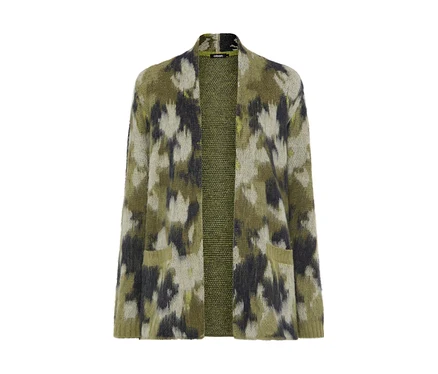 Cardigan ouvert avec un motif camouflage dans des tons de vert olive, noir et beige, doté de deux poches avant.
