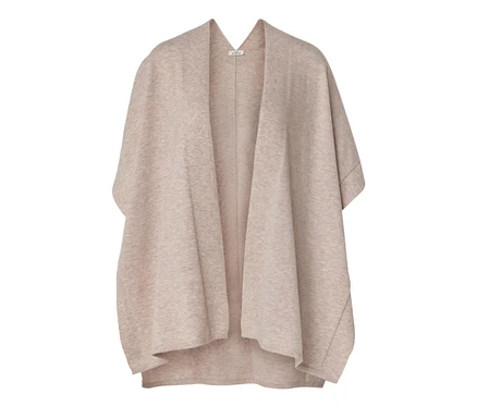 Poncho tricoté beige clair à coupe ouverte et tombé ample.