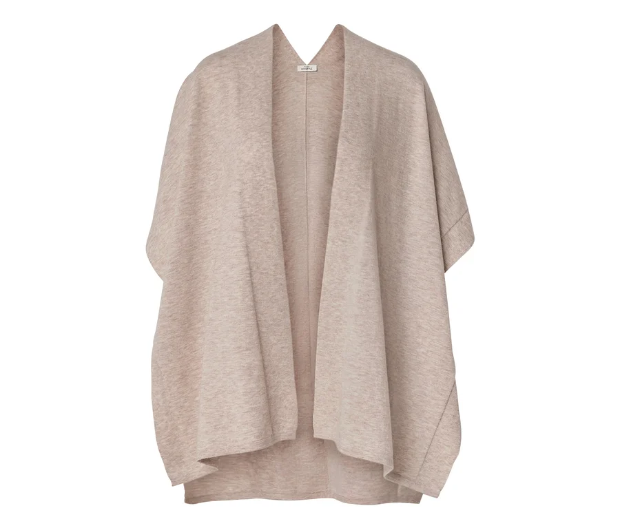 Poncho tricoté beige clair à coupe ouverte et tombé ample.