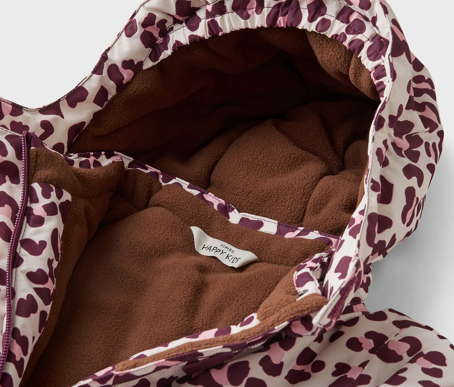 Veste d'enfant à motif léopard rose et bordeaux sur fond clair, avec doublure en polaire marron et capuche. Une étiquette « HAPPY KID » est visible.