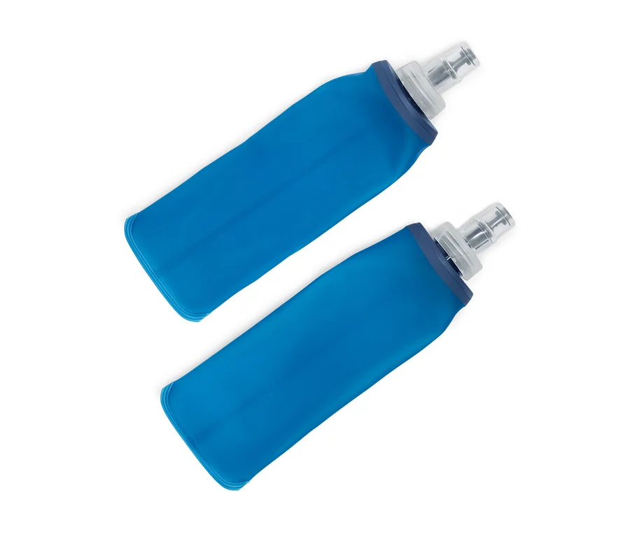 Deux bouteilles d'eau bleues réutilisables disposées en diagonale sur un fond blanc.