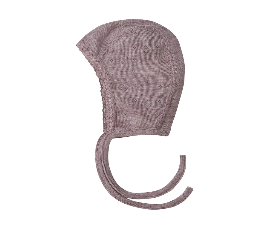 Bonnet bébé NAME IT en laine mérinos rose clair, avec motif tricoté, bordure en dentelle et liens à nouer.