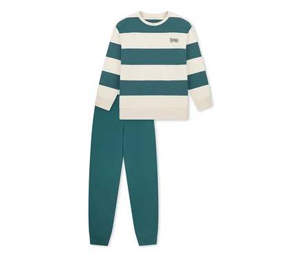 Pyjama interlock pour enfant. Le haut à manches longues présente des rayures horizontales crème et bleu pétrole, avec un petit emblème sur la poitrine. Le pantalon assorti est uni bleu pétrole.