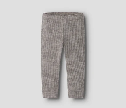 Legging côtelé marron clair avec taille élastique et chevilles côtelées.