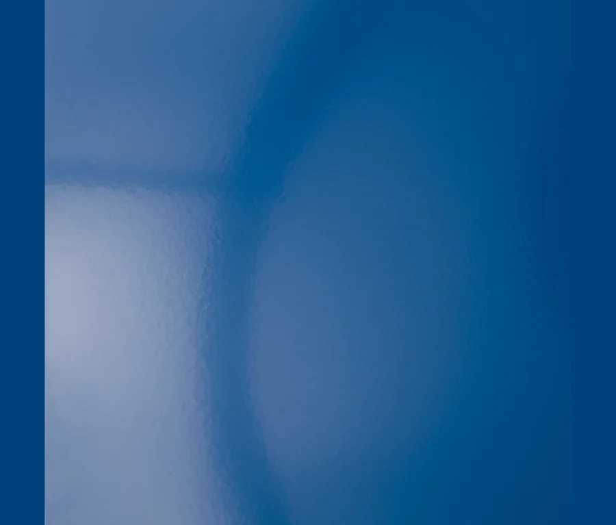Une surface bleue brillante avec des reflets de lumière.