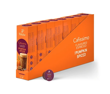Un présentoir orange contient huit petites boîtes orange de Cafissimo Flavoured Espresso - Pumpkin Spiced, soit un total de 80 capsules. Une seule capsule violette est posée devant le présentoir.